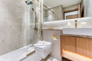 Departamento exclusivo, balcón, vista a la ciudad | Baño | Regadera, secadora de cabello, bidet, toallas 