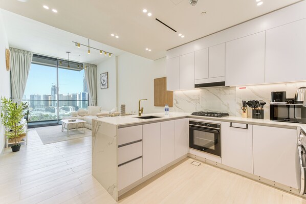 Microondas, horno, placa de cocina, tetera/pava eléctrica