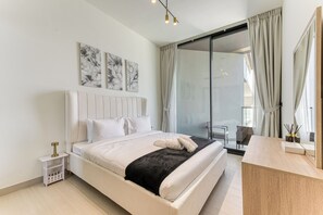 Departamento exclusivo, balcón, vista a la ciudad | Caja de seguridad en la habitación y decoración personalizada 
