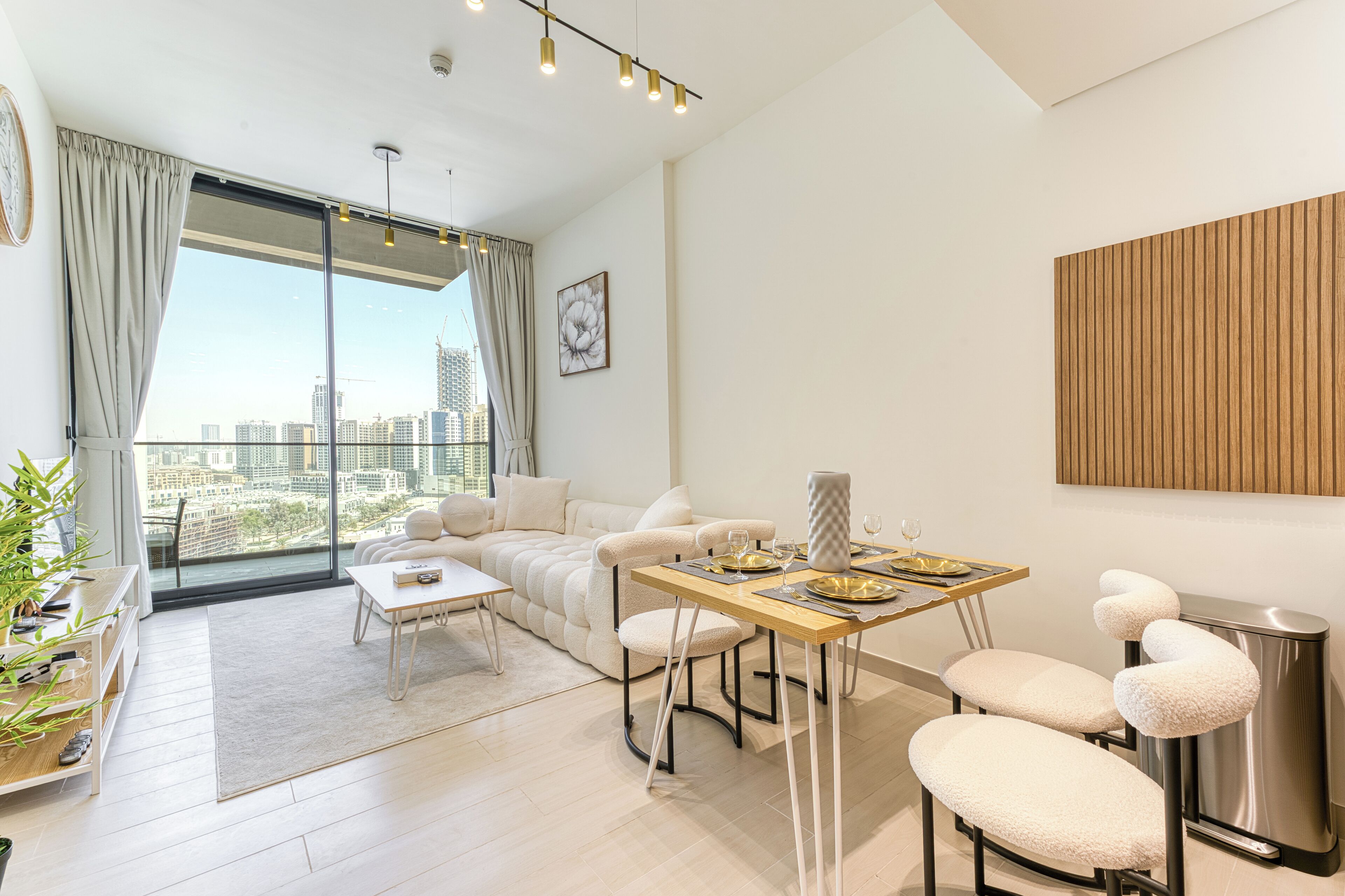 Exclusive Apartment, Balcony, City View | Living room | 40-inch Smart TV with digital channels