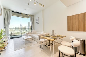 Departamento exclusivo, balcón, vista a la ciudad | Sala de estar | Smart TV de 40 pulgadas con canales digitales 