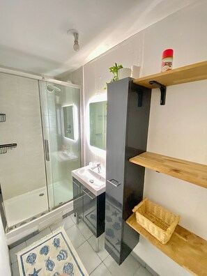 Dusche, Haartrockner, Handtücher, Seife