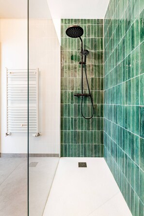 Shower, hair dryer, towels, soap - Bright apartment with large loggia & parking, near center and train station (Bègles)