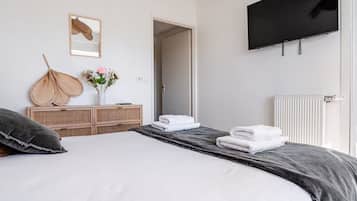 Iron/ironing board, WiFi, bed sheets