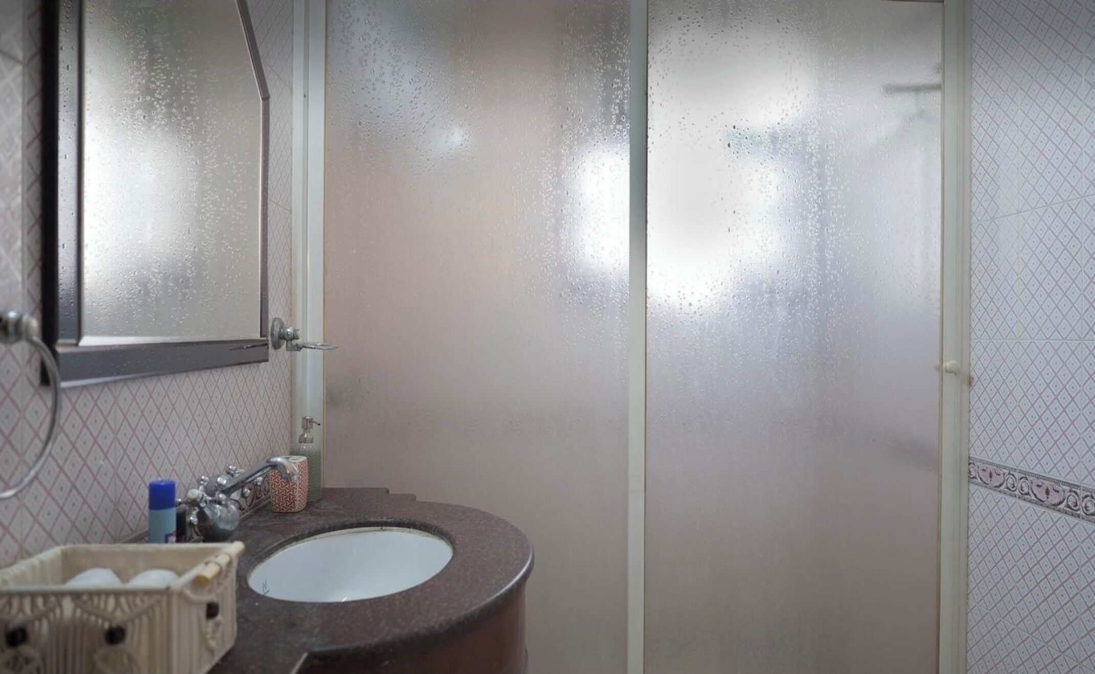 Een bidet, handdoeken, zeep, toiletpapier