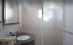 Bidet, serviettes fournies, savon, papier toilette