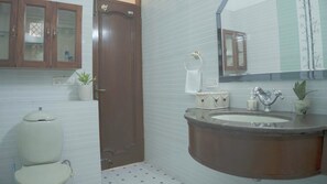 Bidet, serviettes fournies, savon, papier toilette
