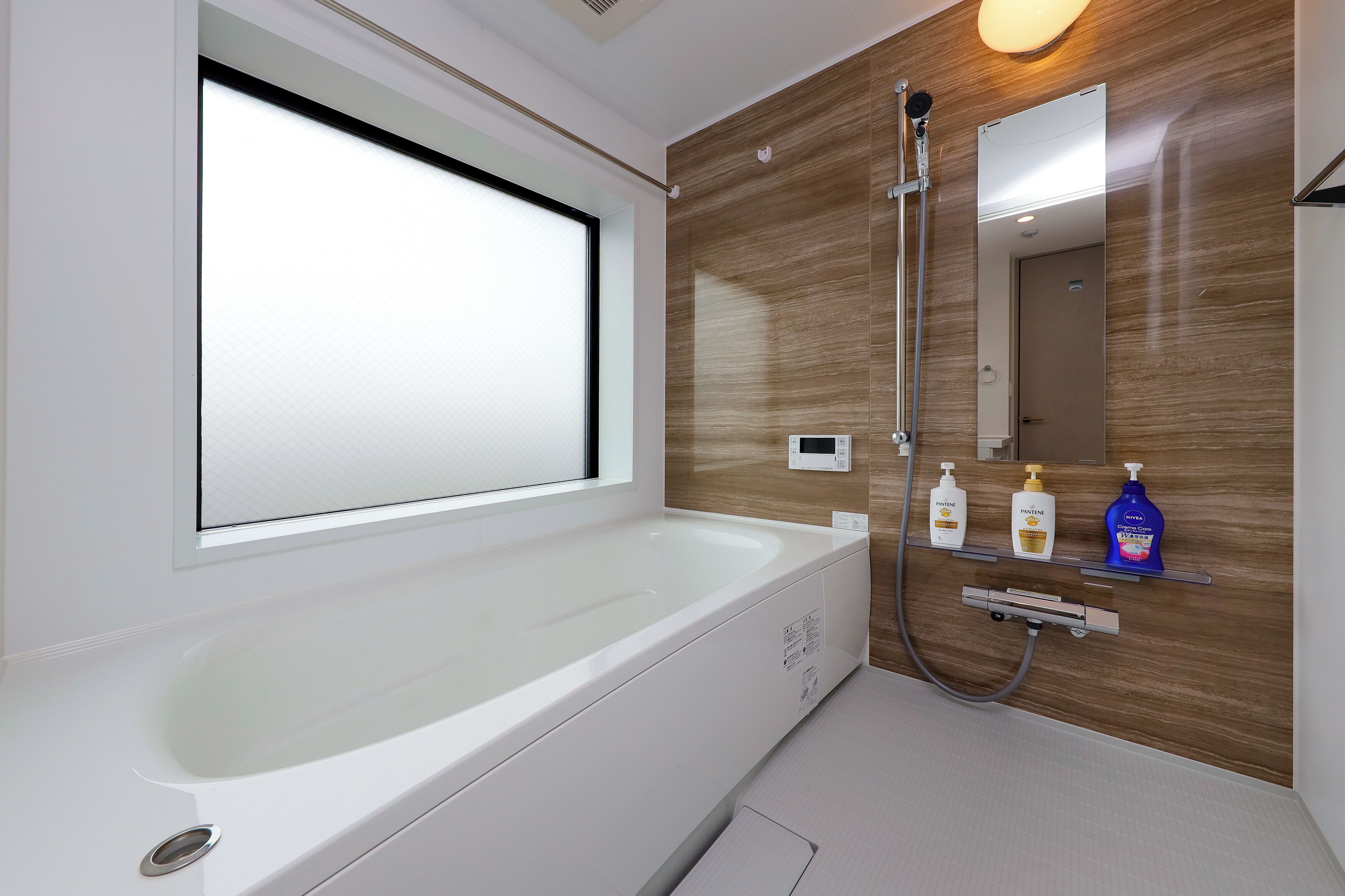 D(8p) | Badezimmer | Duschwanne, Haartrockner, Hausschuhe, Handtücher