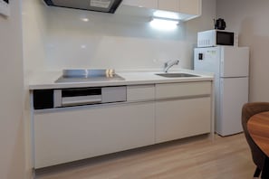 B(4p) | 専用キッチン | 冷蔵庫、電子レンジ、コンロ、調理器具と食器