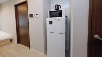 C(4p) | Private kitchen | Fridge, microwave, stovetop, electric kettle