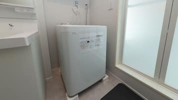 D(8p) | Bathroom | Combined shower/tub, hair dryer, slippers, towels