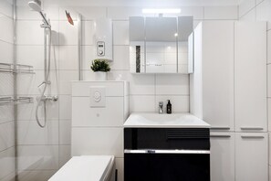 Ducha, secador de pelo y toallas