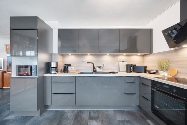 Een koelkast, een magnetron, een oven, een kookplaat