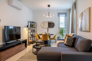 Apartamento, 2 quartos, cozinha, vista para a cidade | Sala de estar | Smart TV 46 polegadas com canais digitais, serviços de streaming