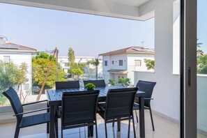 Huoneisto, 2 makuuhuonetta, keittiö, kaupunkinäköala | Parveke