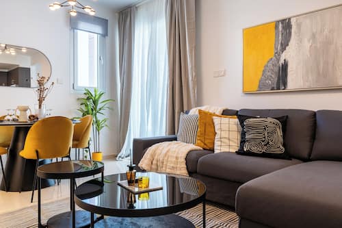 Apartamento, 2 quartos, cozinha, vista para a cidade | Sala de estar | Smart TV 46 polegadas com canais digitais, serviços de streaming