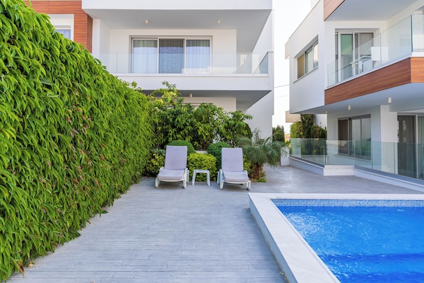 Piscine extérieure, chaises longues