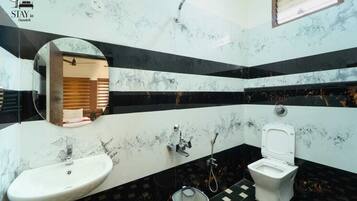 Buồng tắm vòi sen, đồ dùng nhà tắm miễn phí, khăn tắm, xà phòng