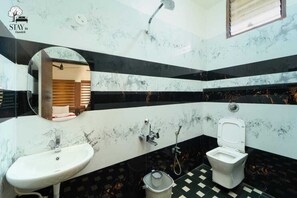 Shower, free toiletries, towels, soap - Stay In Dandeli (Dandeli)