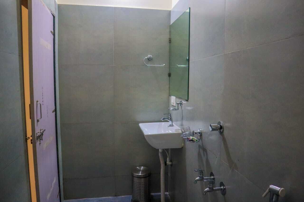 Deluxe Room | Bathroom | Shower, free toiletries, towels, soap