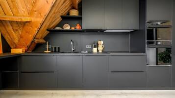 Jääkaappi, liesi, astianpesukone, kahvin-/teenkeitin