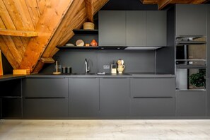 Jääkaappi, liesi, astianpesukone, kahvin-/teenkeitin