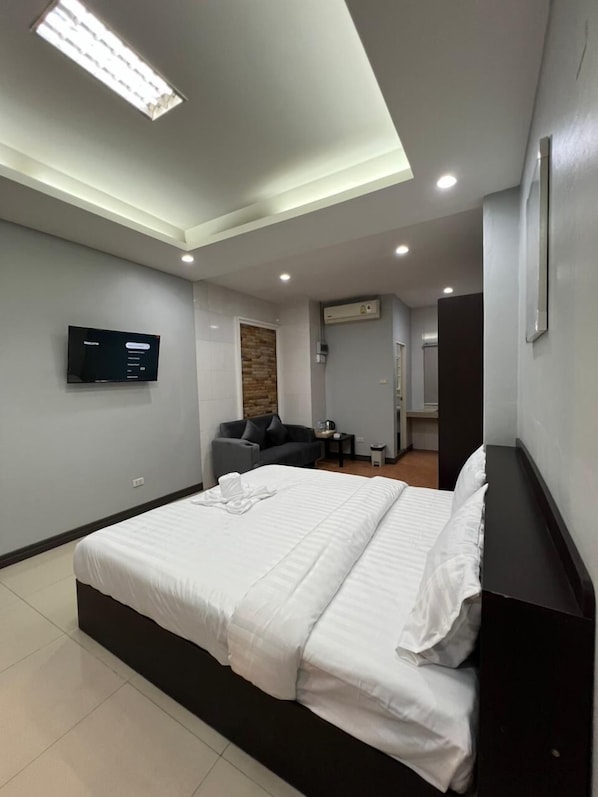 Habitación doble superior, balcón, vista a la ciudad | Escritorio, insonorización, wifi gratis y ropa de cama 