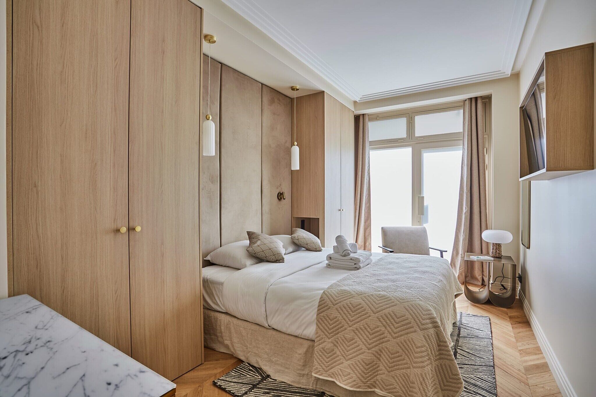 4 bedrooms, desk, iron/ironing board, Internet