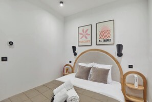 2 bedrooms, desk, iron/ironing board, internet