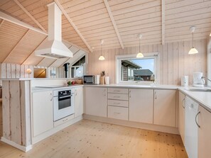 Kühlschrank, Mikrowelle, Geschirrspüler, Kochgeschirr/Geschirr/Besteck