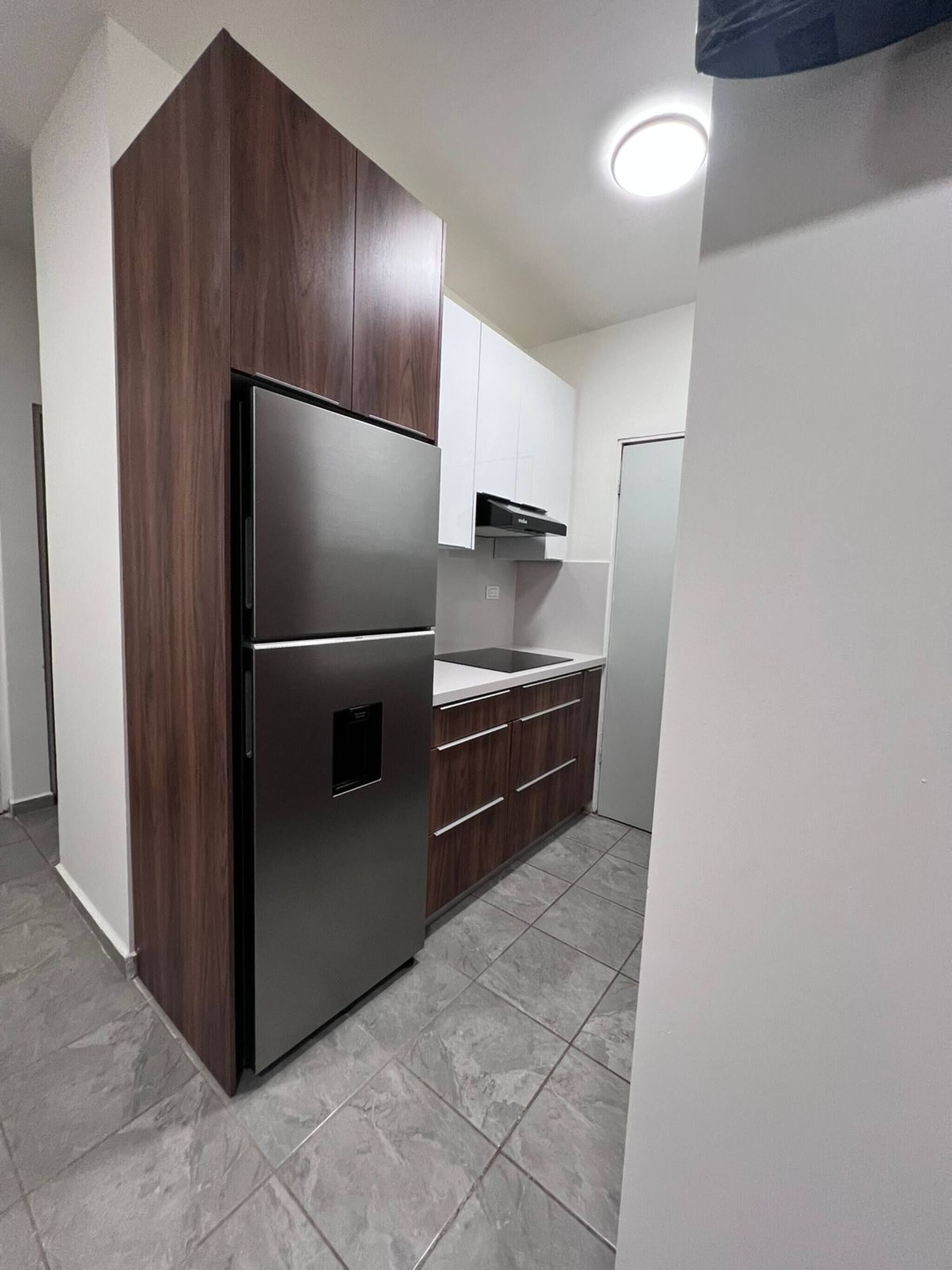 Fridge, stovetop, coffee/tea maker