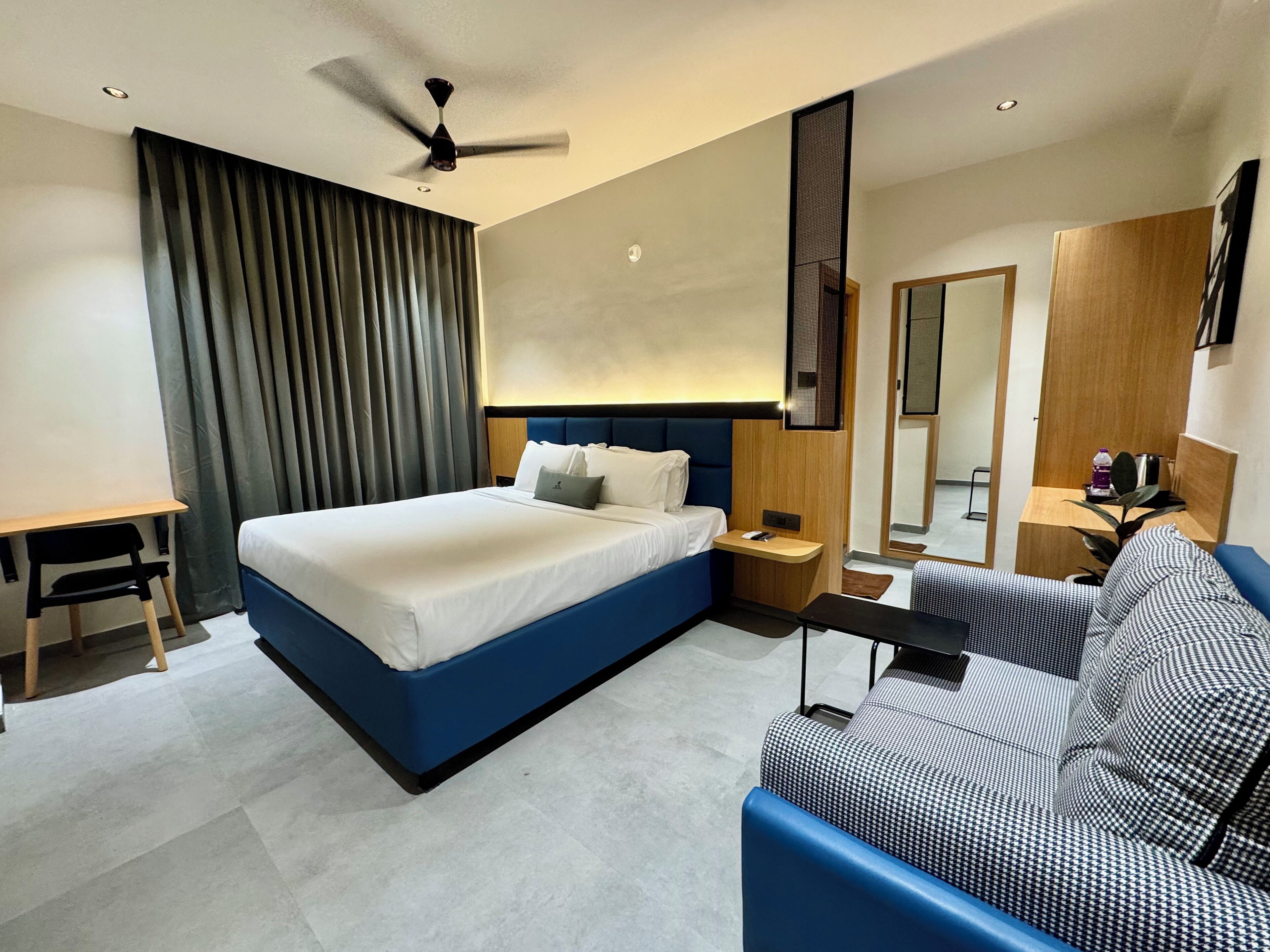 Habitación estándar con 1 cama matrimonial o 2 individuales, vista a la ciudad | Caja de seguridad en la habitación y wifi gratis 