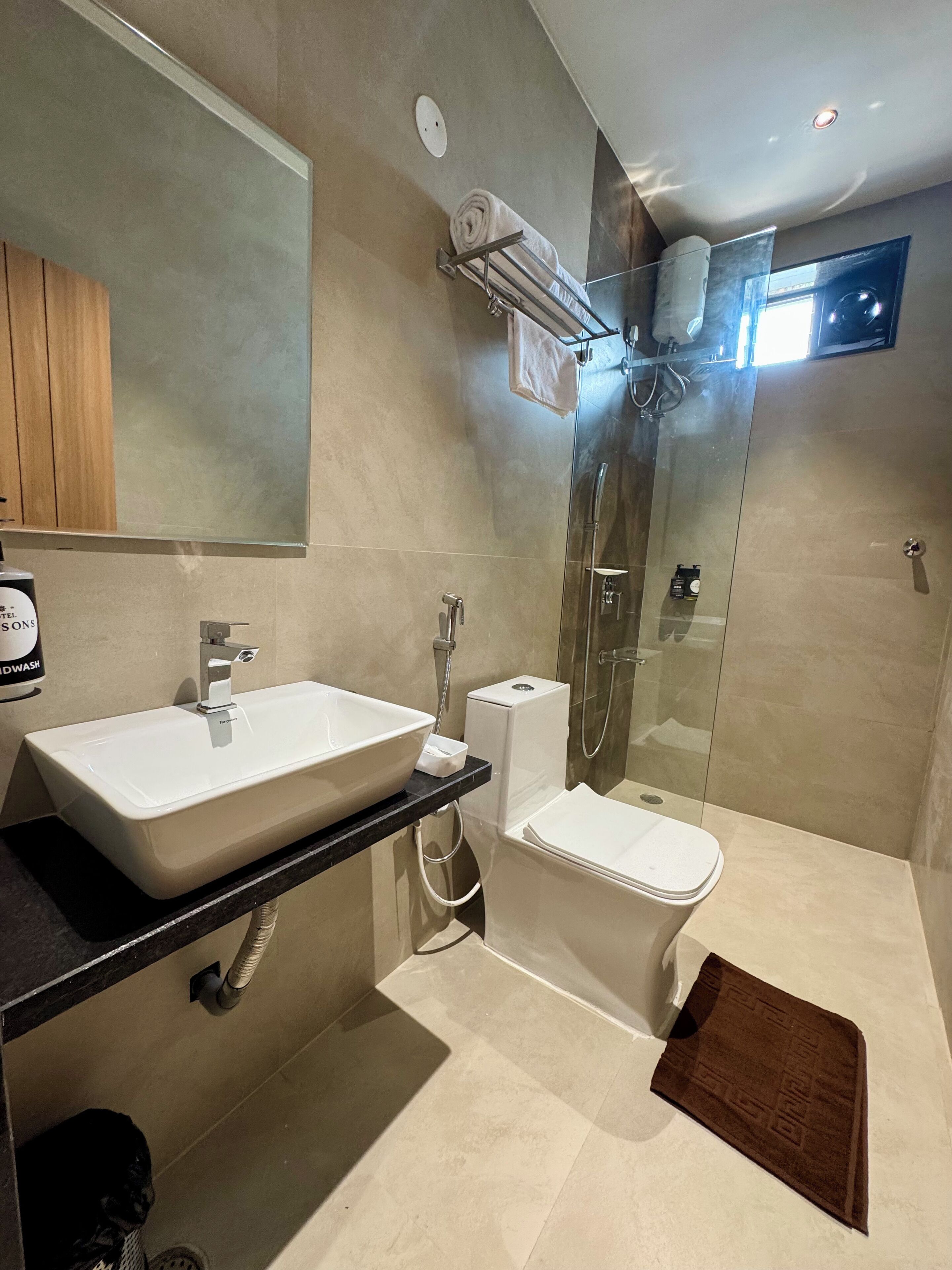 Camera Standard con letto matrimoniale o 2 letti singoli, vista città | Bagno | Pantofole