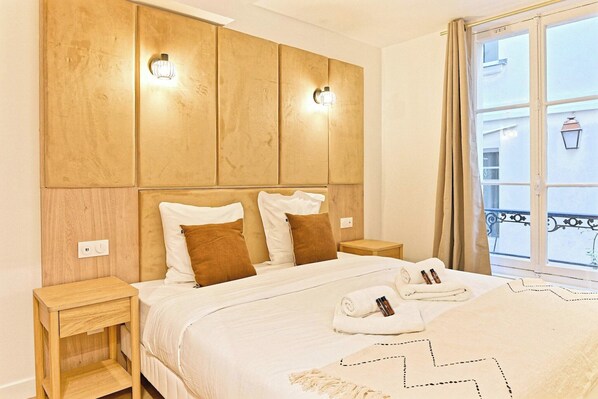 2 makuuhuonetta, työpöytä, silitysrauta/-lauta, internet