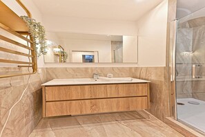 Suihku, hiustenkuivaaja, pyyhkeet, sampoo