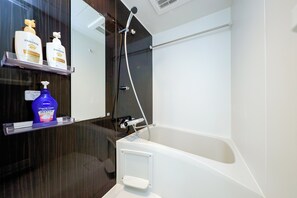 Combined shower/tub, hair dryer, towels, shampoo