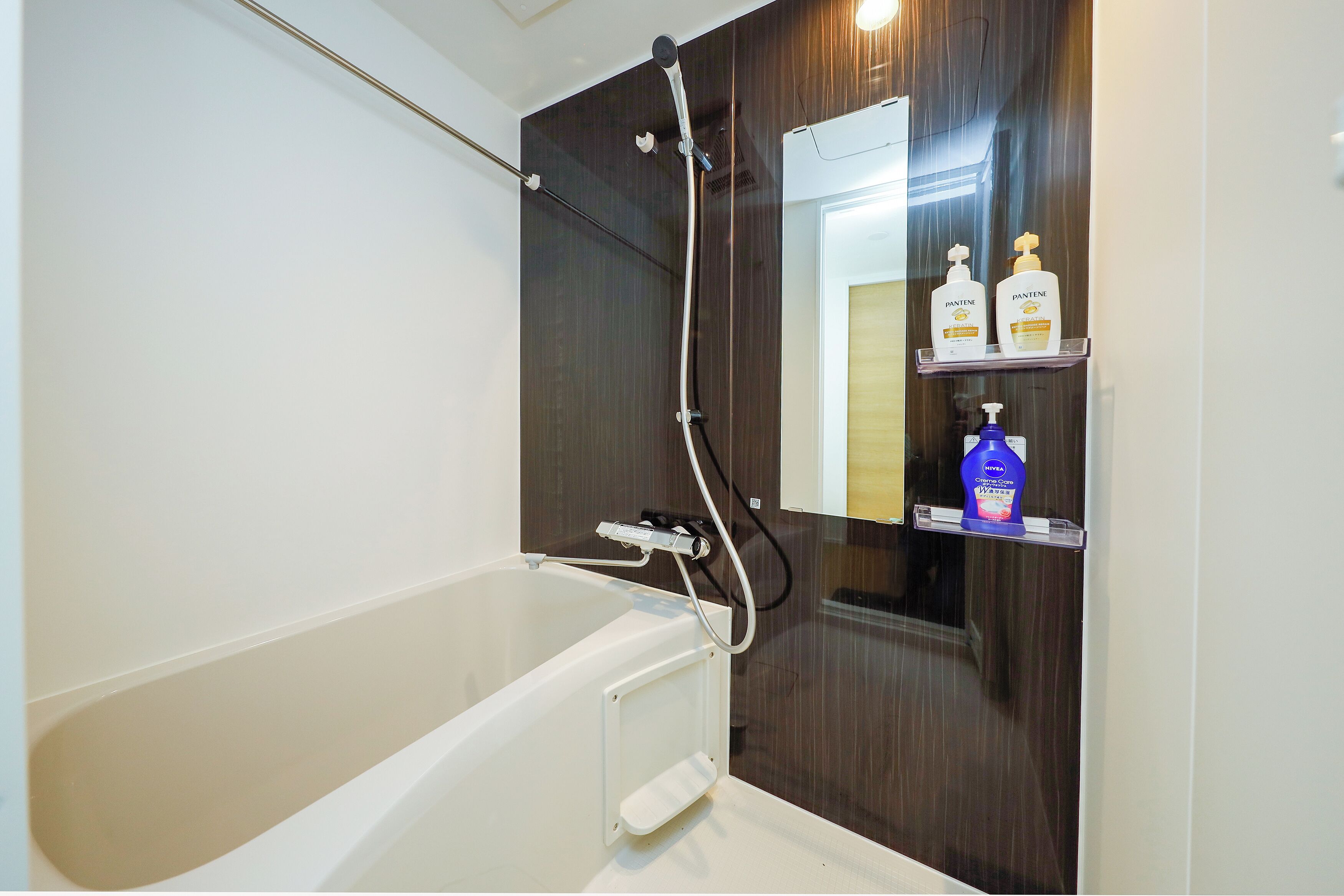シャワー付き浴槽、ヘアドライヤー、タオル、シャンプー