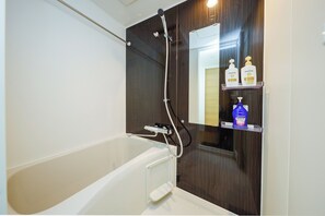Kombination af bruser/badekar, hårtørrer, håndklæder, Shampoo