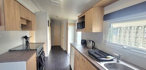 Fridge, microwave, oven, stovetop - Stunning Holiday Home • Beautiful Lakeside Views • 15 Mins from Goodwood (Chichester)