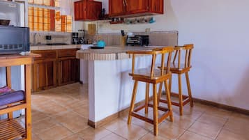 Refrigerador, microondas, horno, cafetera/tetera