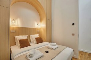 2 quartos, escrivaninha, ferros/tábuas de passar roupa, roupa de cama