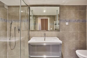 Douche, séchoir à cheveux, serviettes fournies