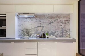 Kjøleskap, mikrobølgeovn, kokeplater og kaffetrakter/tekoker