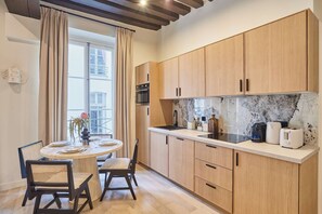 Fridge, microwave, stovetop, dishwasher - CHarming Apartment in the Center of Paris (Paris)