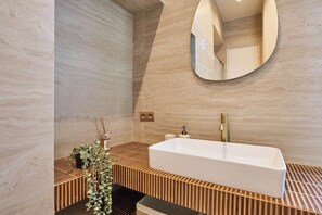 Douche, sèche-cheveux, serviettes fournies