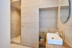 Shower, hair dryer, towels - CHarming Apartment in the Center of Paris (Paris)
