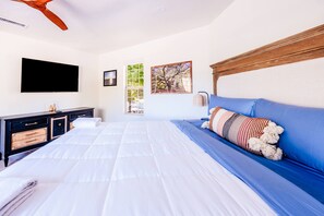 5 bedrooms, WiFi, bed sheets - New! Bearadise ~ Serene Mountain Hideaway (Big Bear)