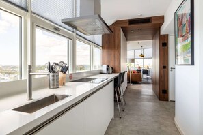 ثلاجة، موقد طهي مسطح، غسالة أطباق، ماكينة لصنع القهوة/الشاي