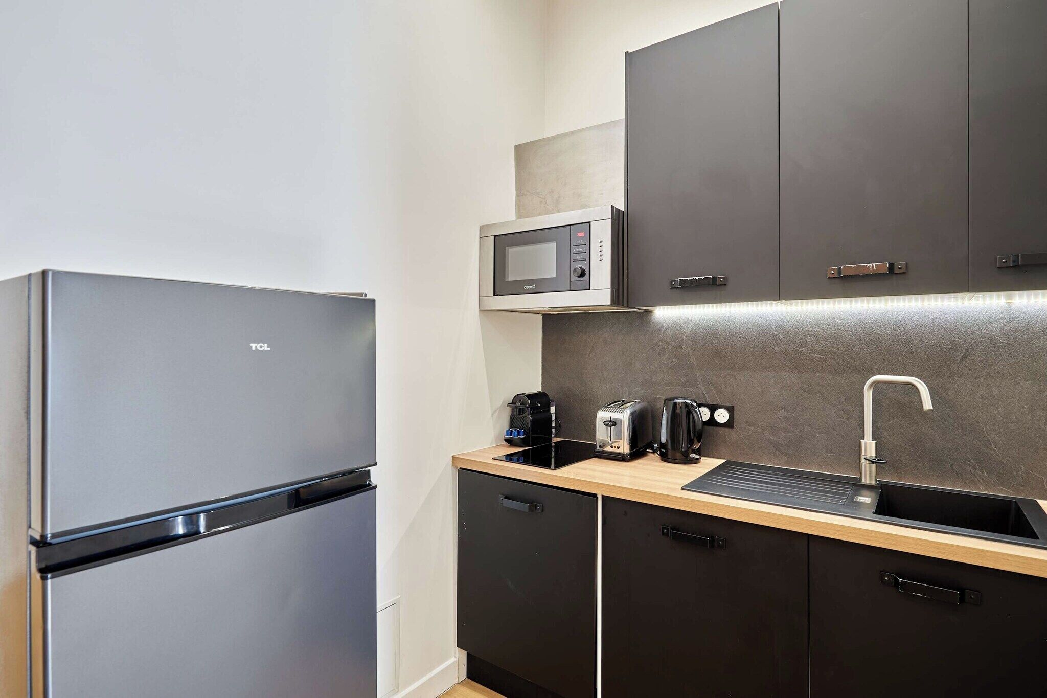 Frigorífico, microondas, horno y placa de cocina