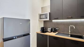 Frigorífico, microondas, horno y placa de cocina